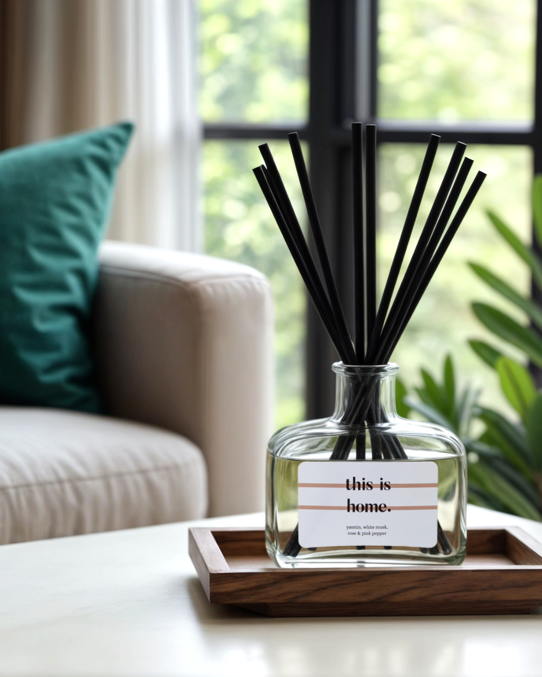 This is Home geurstokjes – luxueuze diffuser met jasmijn, white musk, rozenblaadjes en pink pepper voor een verfijnde geur in huis.