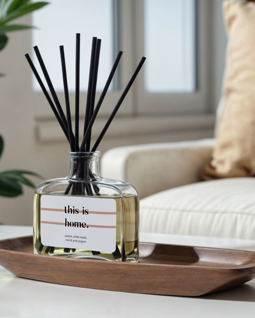 This is Home geurstokjes – luxueuze diffuser met jasmijn, white musk, rozenblaadjes en pink pepper voor een verfijnde geur in huis.