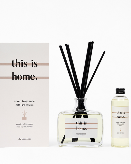 This is Home geurstokjes – luxueuze diffuser met jasmijn, white musk, rozenblaadjes en pink pepper voor een verfijnde geur in huis.